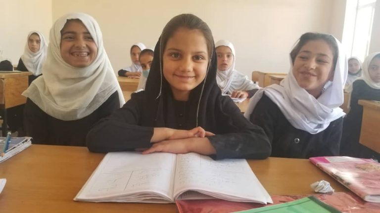 Safaa-Schule Kabul – Mädchen beim Lernen